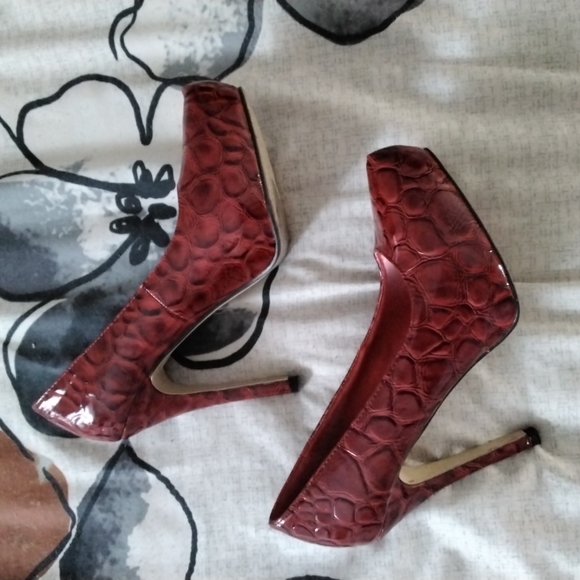Red pumps - Picture 2 of 5